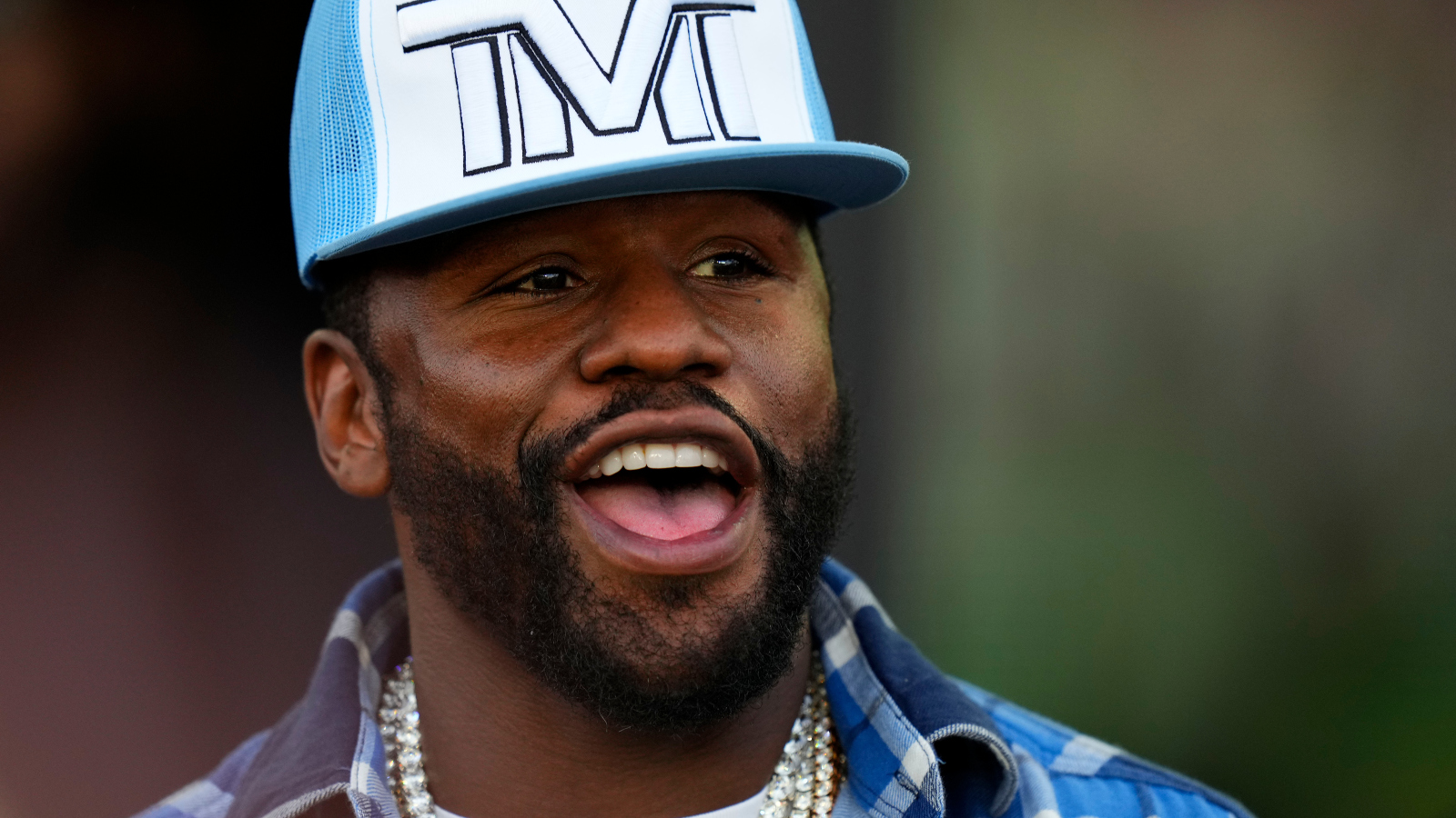 outrageous facts about Floyd Mayweather Jr and his boxing career and wealth