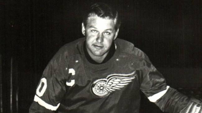 Red Wings forward Alex Delvecchio