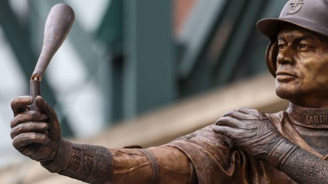 Broken bat on Ichiro Suzuki statue