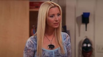 ‘Friends’ Star Lisa Kudrow, Ignoring ‘Always Sunny’ Clowned On For Saying New Sitcoms Are ‘Too Afraid’ To Make Edgy Jokes