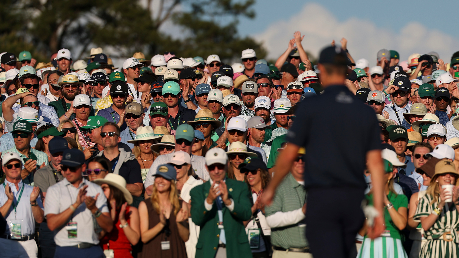 patrons at The Masters watching Justin Rose