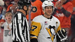 Sidney Crosby next to ref after penalty call
