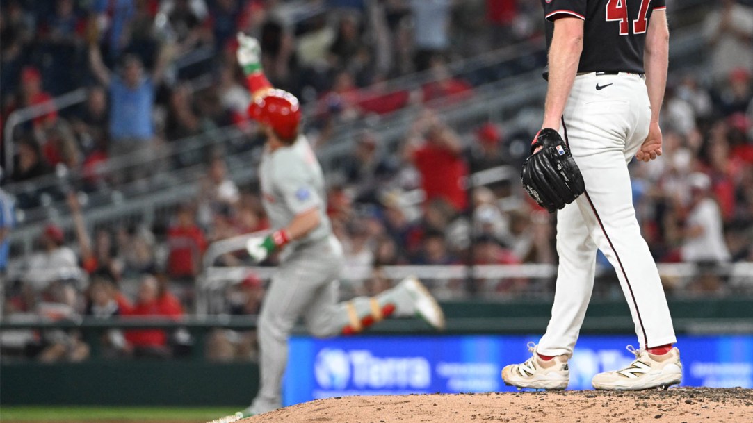 Bryce-Harper-shows-finger-to-Nationals-fans