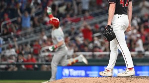 Bryce-Harper-shows-finger-to-Nationals-fans