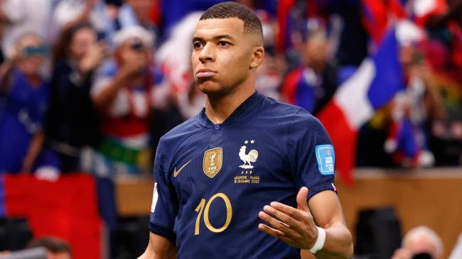 Kylian Mbappé plays for France at 2022 World Cup