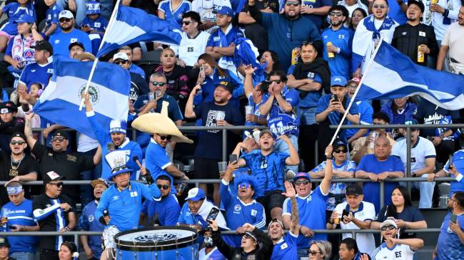 El Salvador soccer fans