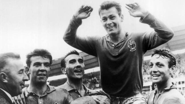 Just Fontaine plays for France at 1958 World Cup