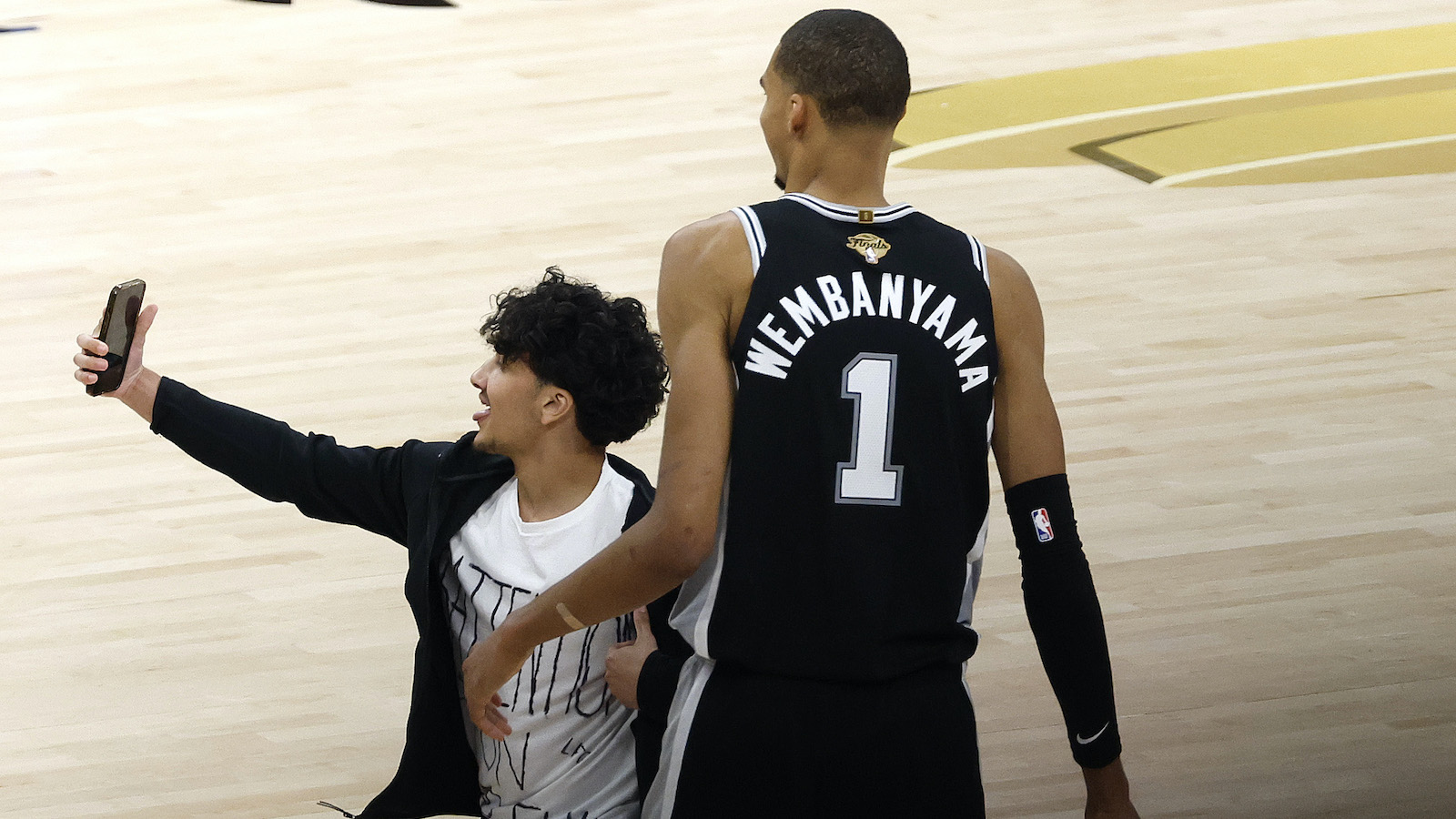 spurs fan rushes court