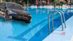Connecticut Man Rescued After Driving His Tesla Into The Middle Of A Public Pool (Video)