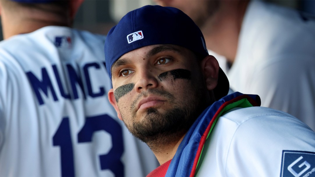 Dodgers-catcher-Eliezer-Alfonzo-gets-ready-to-play-in-first-MLB-game