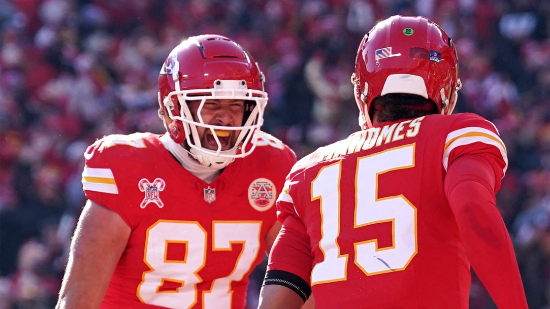 Kansas-City-Chiefs-tight-end-Travis-Kelce-celebrates-with-quarterback-Patrick-Mahomes