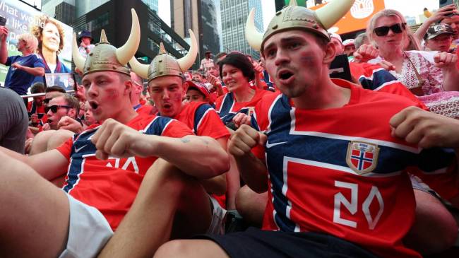 Norway fans do Viking Row in Times Square