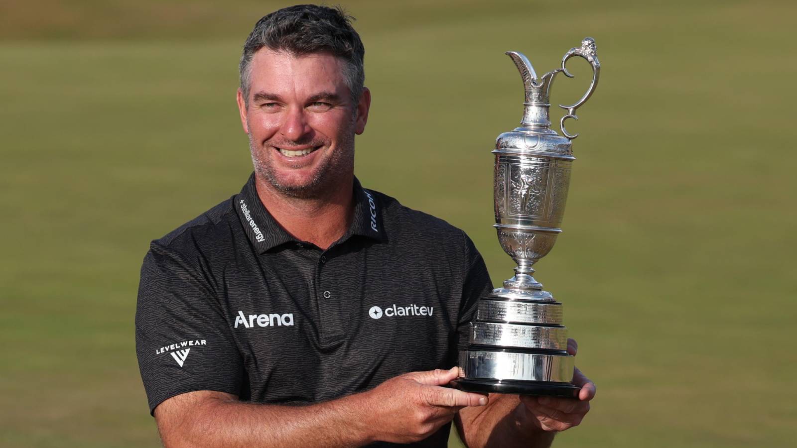 Ryan Fox Stuffs Claret Jug In Plane’s Overhead Bin Directly Next To Cameron Young After Beating Him By A Single Stroke At British Open Ryan Fox Stuffs Claret Jug In Plane’s Overhead Bin Directly Next To Cameron Young After Beating Him By A Single Stroke At British Open