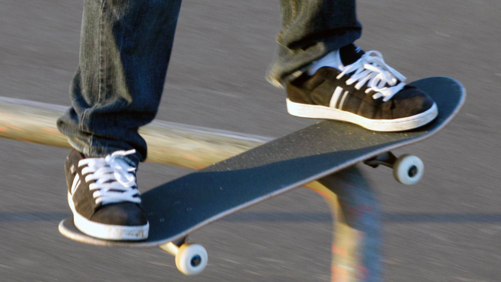Skateboarder Sets Record for Longest Grind After 547 Failed Attempts Skateboarder Sets Record for Longest Grind After 547 Failed Attempts