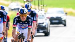 Eight Fans Injured When Car Carrying Journalists Plows Into Crowd At The Tour De France