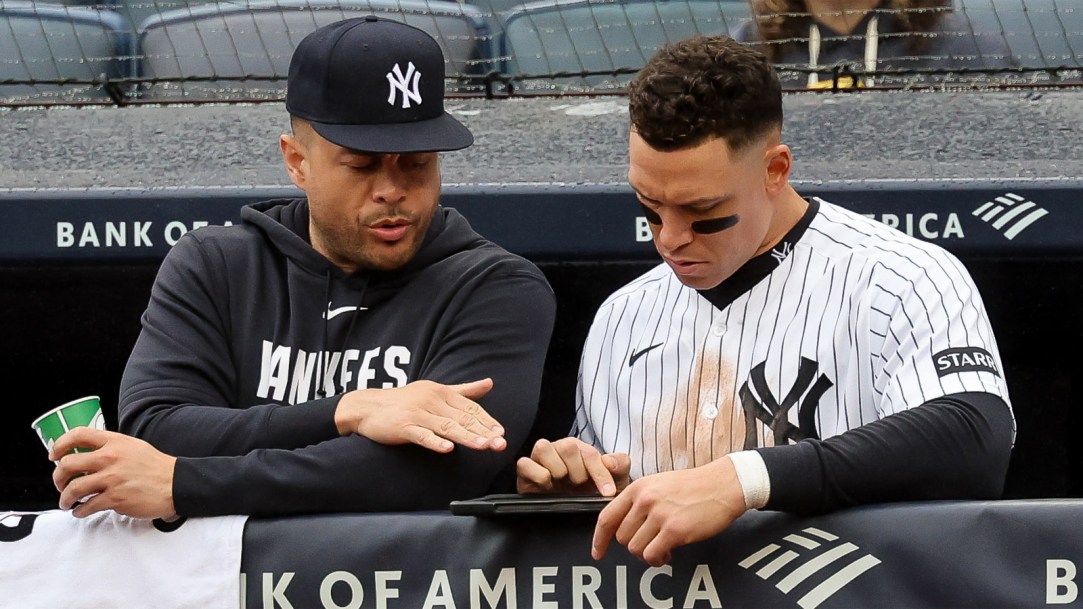 yankees-players-on-ipad-in-dugout