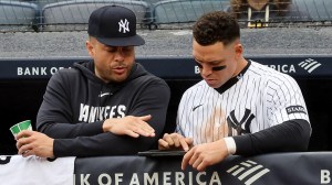 yankees-players-on-ipad-in-dugout