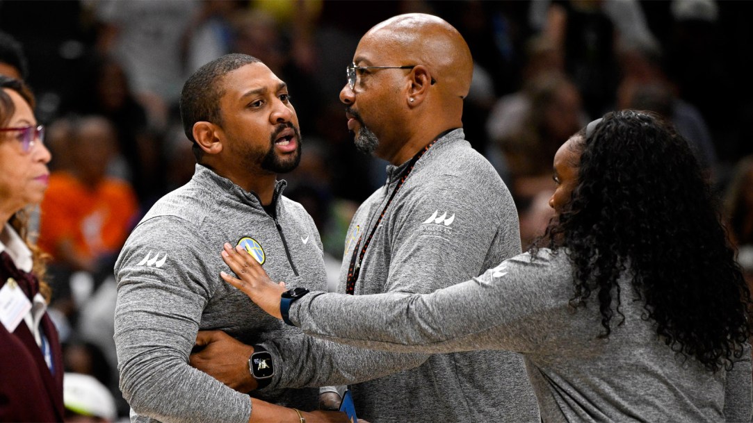 Chicago-Sky-head-coach-Tyler-Marsh-arguing-with-the-referees