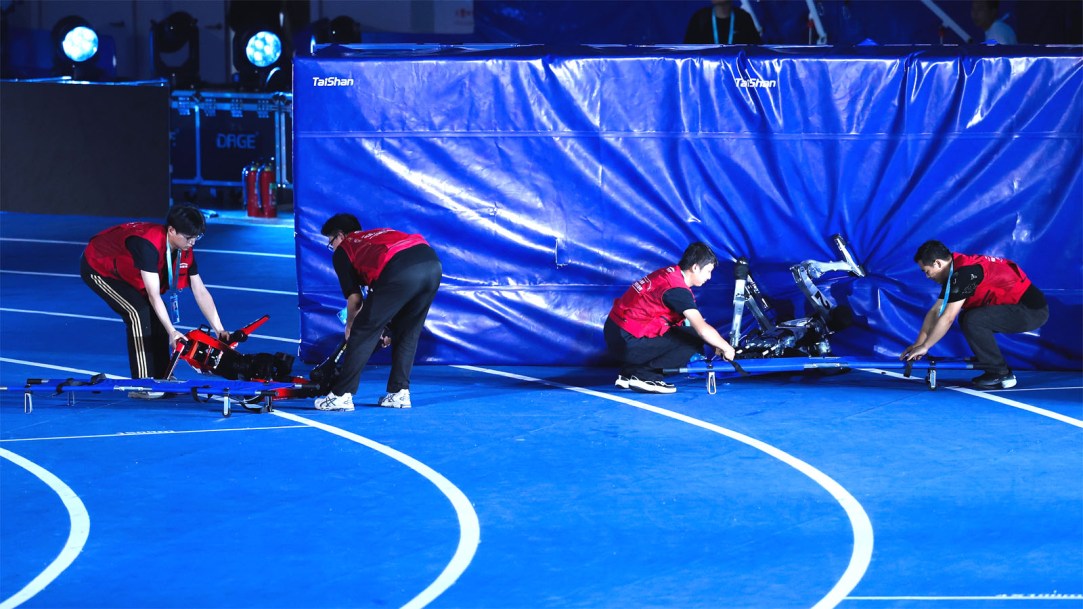 Humanoid-robots-crash-into-foam-wall-at-100-meter-sprint