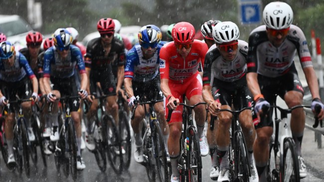 Cyclists caught in hailstorm during Vuelta A España