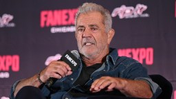 Mel Gibson Facing Backlash For Weirdly Mocking And Bullying An ASL Interpreter At Fan Convention For Literally No Reason (VIDEO)