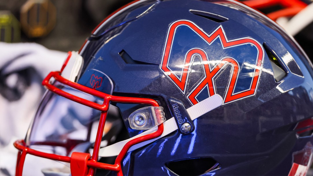 Montreal-Alouettes-helmet