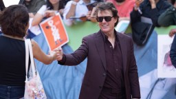 Tom Cruise Going Viral For Trying To Console Random Kitchen Staff Employee He Walked Past (VIDEO)
