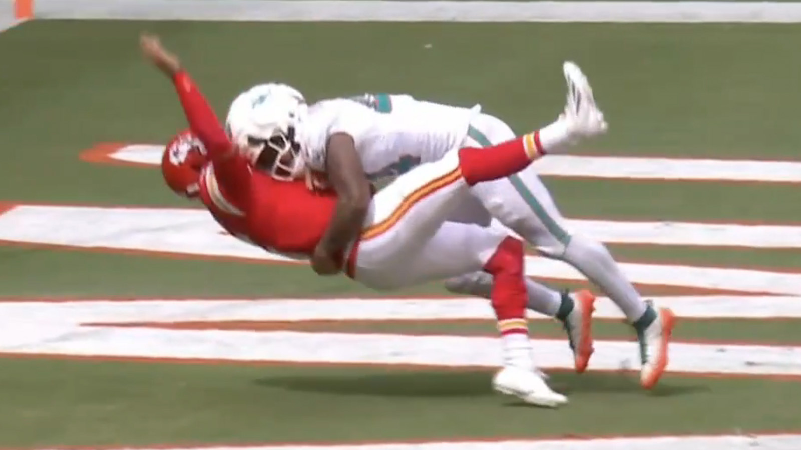 NFL Referees Bail Out Kansas City Chiefs With Phantom Roughing The Passer Penalty On Patrick Mahomes Tackle NFL Referees Bail Out Kansas City Chiefs With Phantom Roughing The Passer Penalty On Patrick Mahomes Tackle
