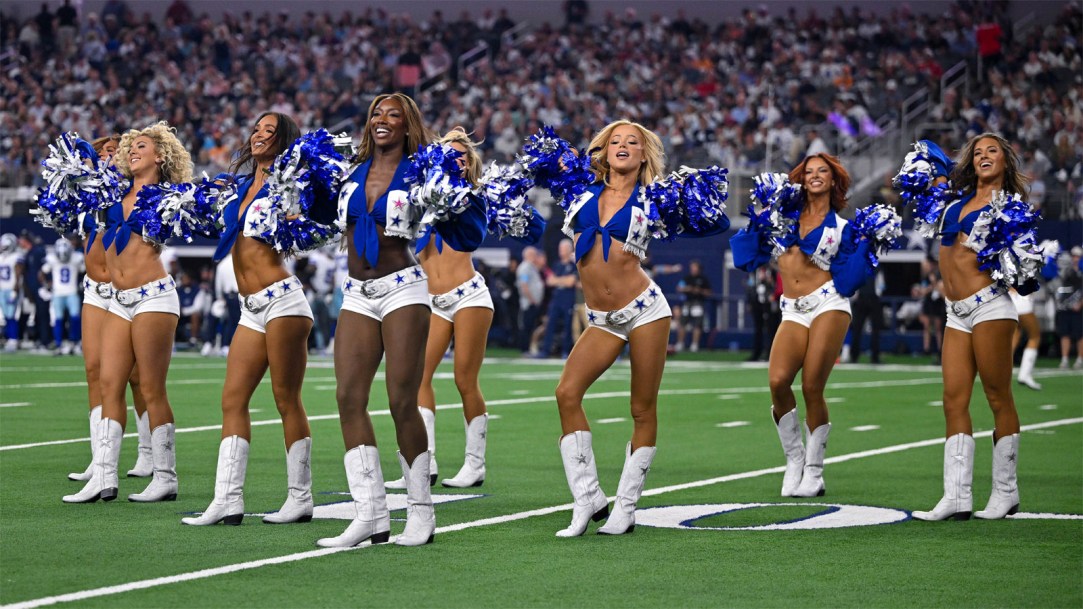 Dallas-Cowboys-cheerleaders-perform