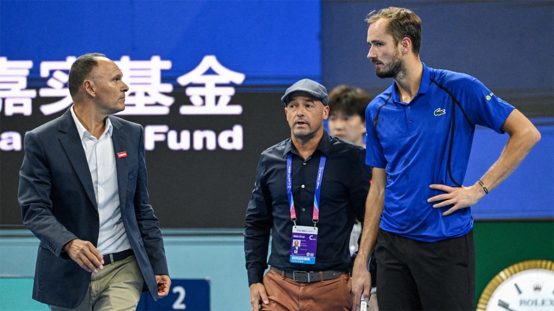 Daniil-Medvedev-talks-to-umpire-at-China-Open
