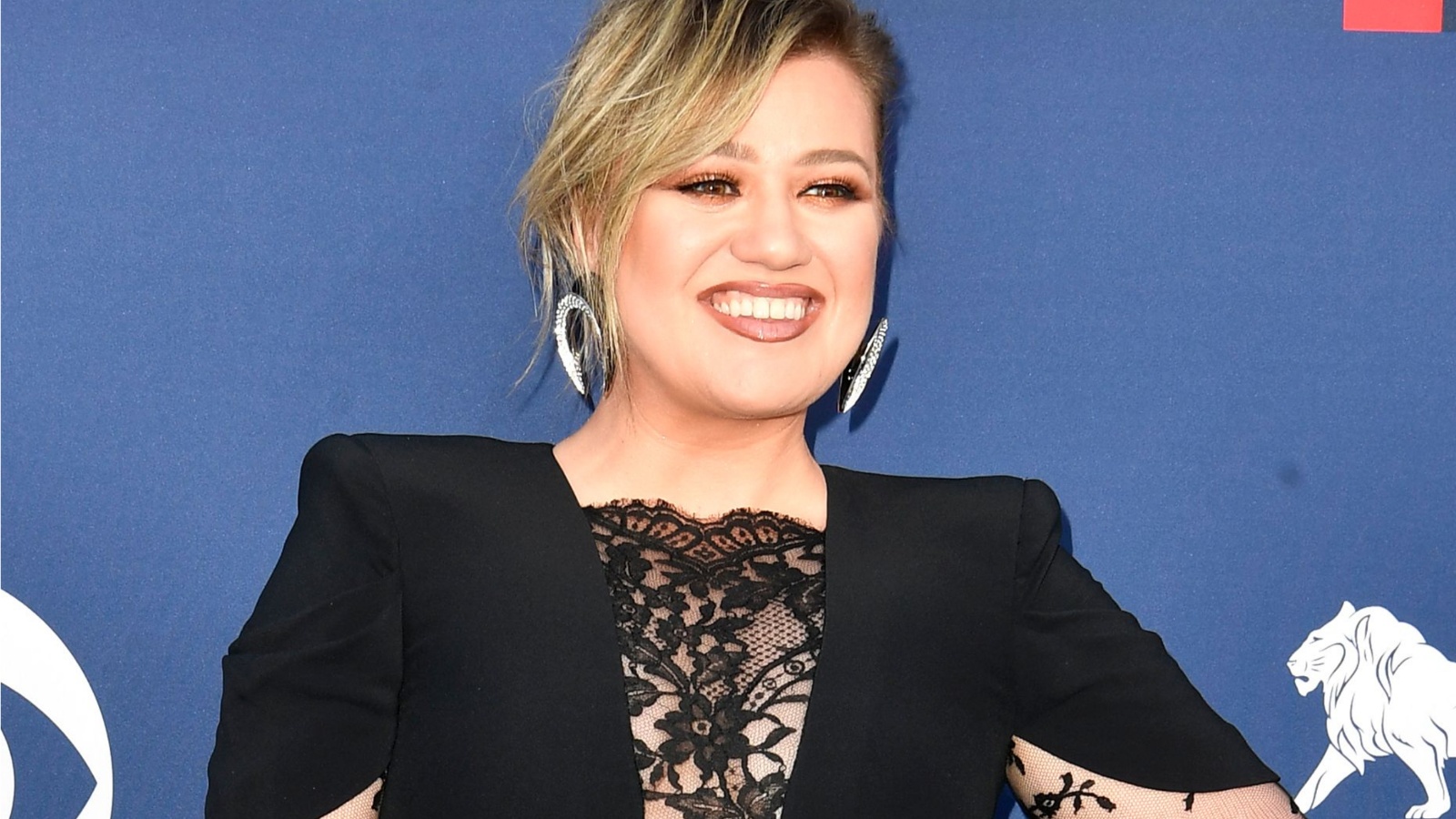 Kelly Clarkson posing on red carpet. 