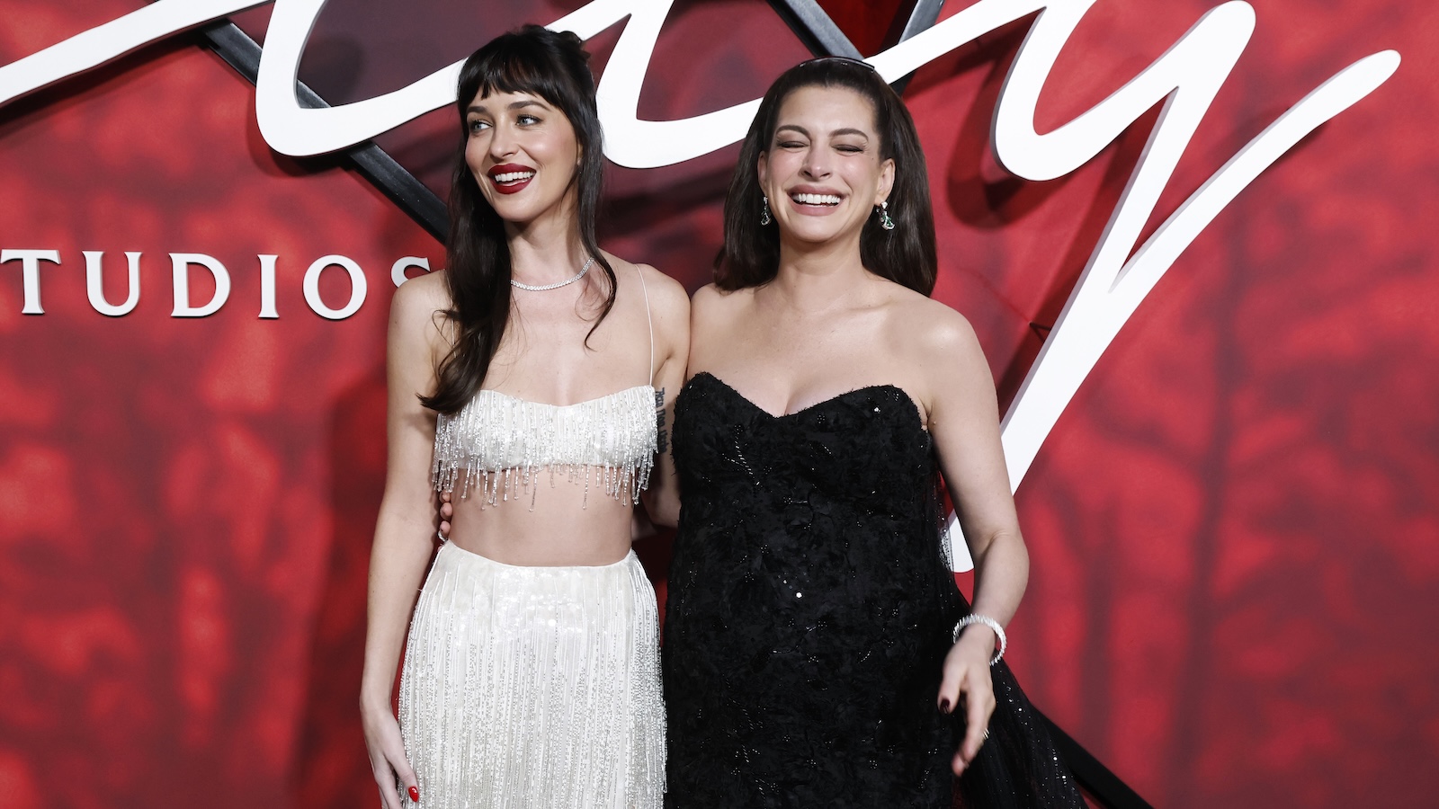 anne hathaway dakota johnson
